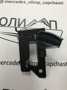 Крюк капота на Mercedes w204
